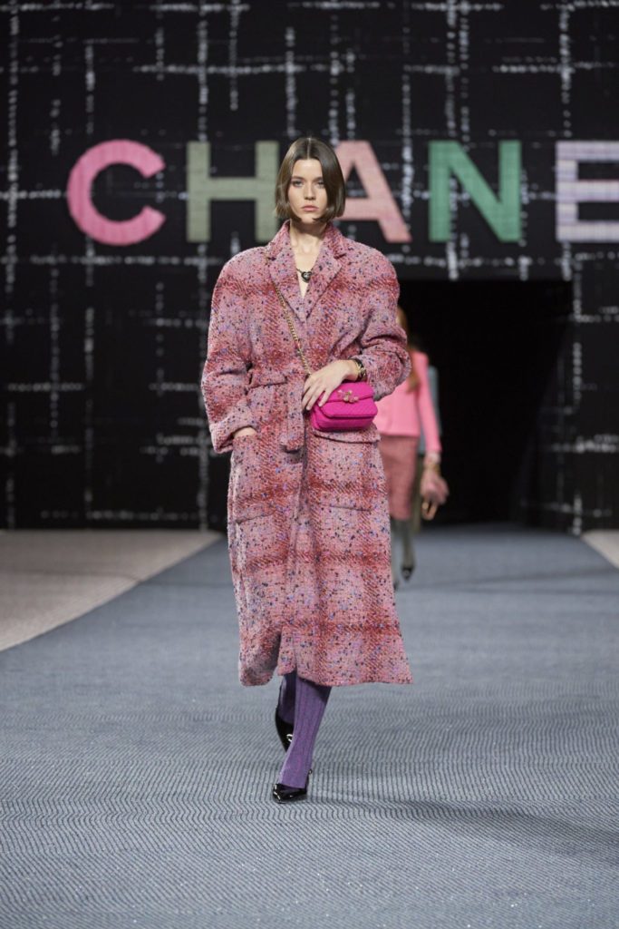 Неделя моды в Париже 2022: еще одна версия мини-юбок Miu Miu и ребристые колготки Chanel