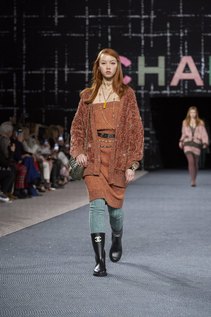 Неделя моды в Париже 2022: еще одна версия мини-юбок Miu Miu и ребристые колготки Chanel