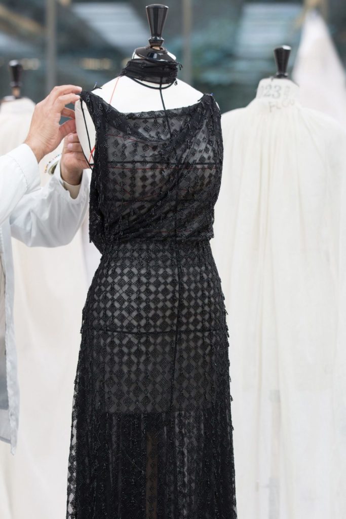 Закулисье "Оскара 2022": рассказываем, как создавались наряды звезд в стенах французского Дома Dior