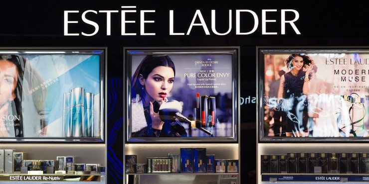 Как россияне реагируют на закрытие всех брендов косметики, принадлежащих компании Estée Lauder?