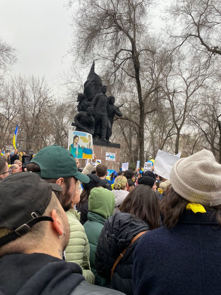 "Нет войне": как прошел мирный митинг в Алматы в поддержку Украины?