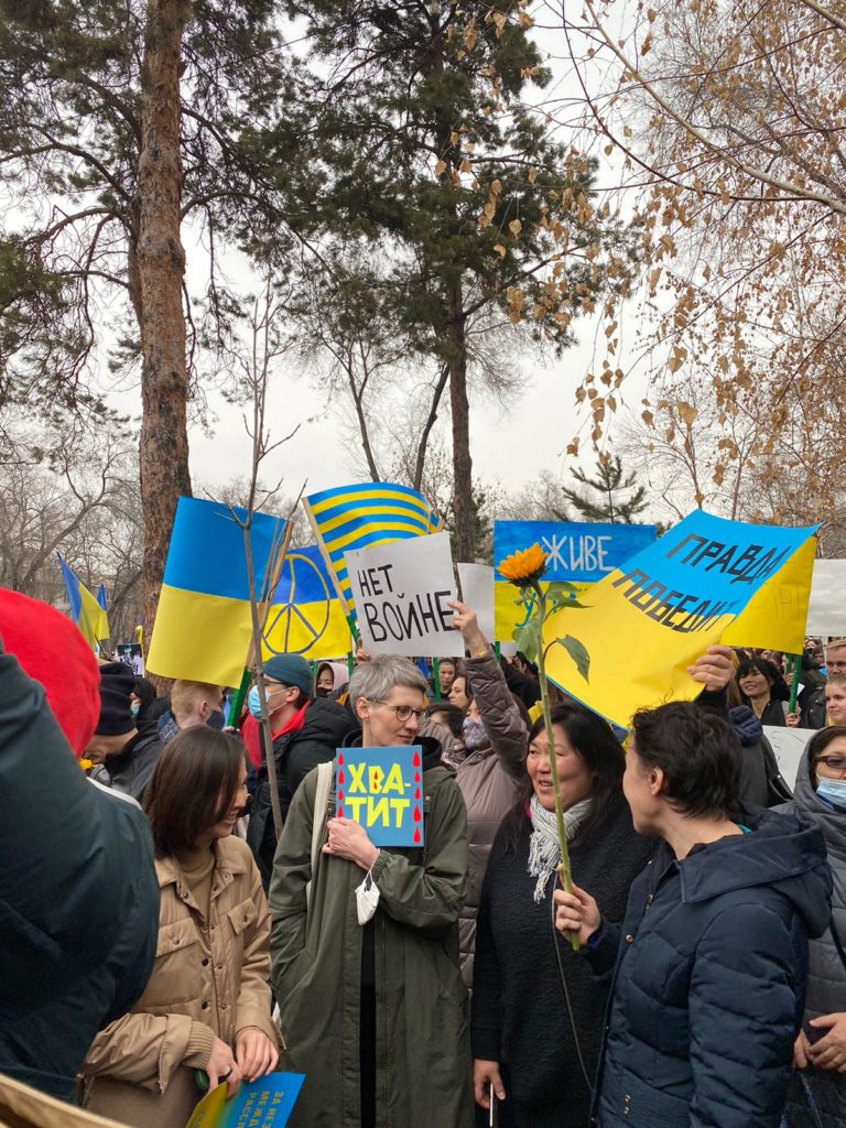 "Нет войне": как прошел мирный митинг в Алматы в поддержку Украины?
