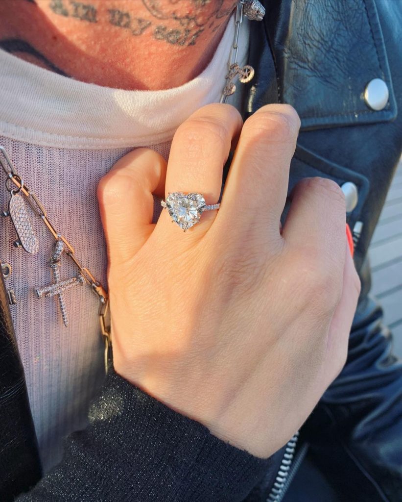 Аврил Лавин выходит замуж. Вы должны увидеть это прекрасное кольцо!