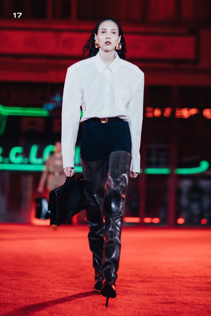 Парад денима, смоки, как у Джулии Фокс, и много кожи: Alexander Wang возвращается на fashion-сцену