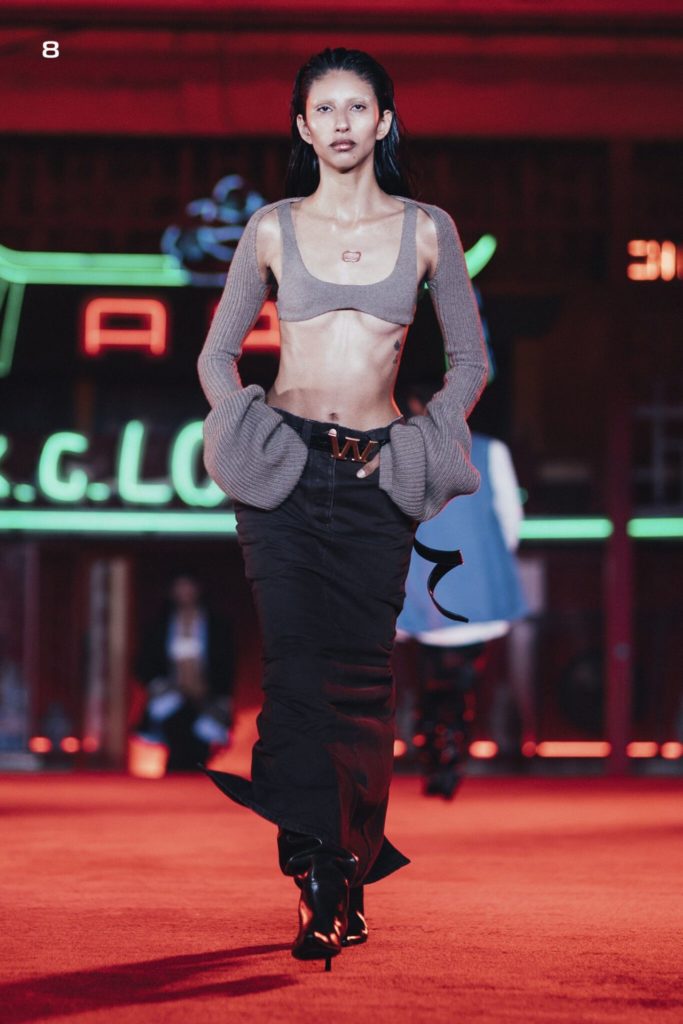 Парад денима, смоки, как у Джулии Фокс, и много кожи: Alexander Wang возвращается на fashion-сцену