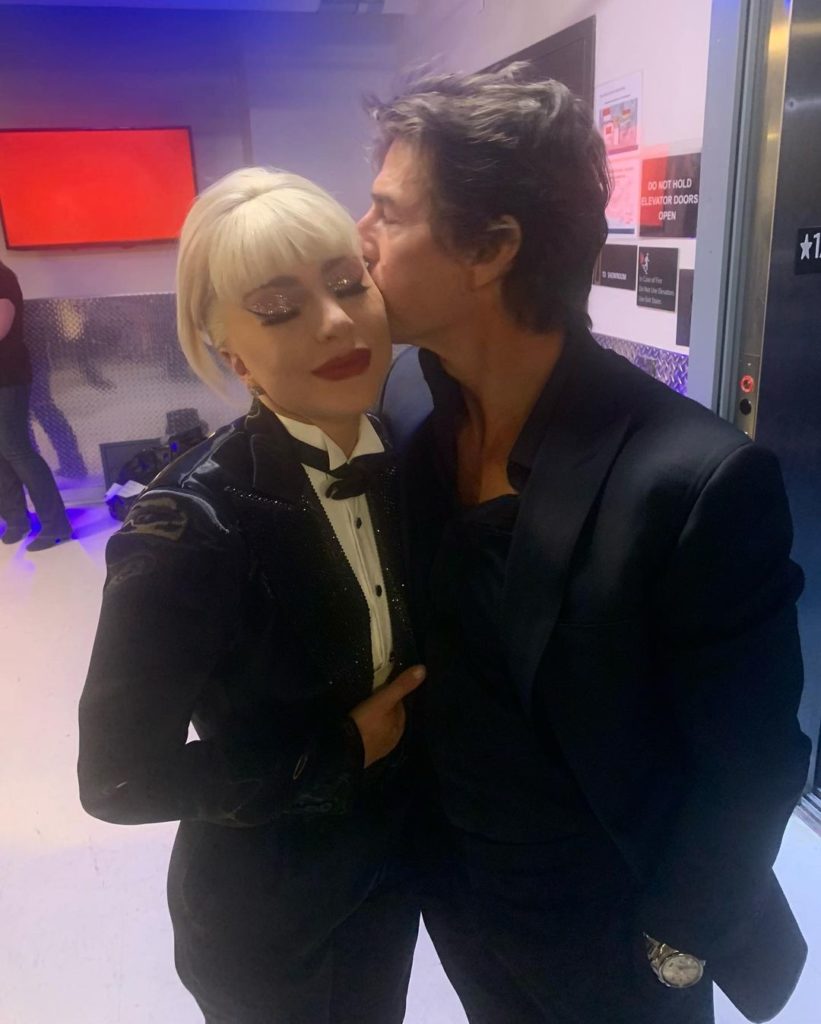 Жарко: Леди Гага застукана за поцелуями с этим голливудским красавчиком