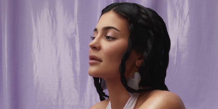 Кайли Дженнер показала налитую грудь в новой кампании Kylie Skin