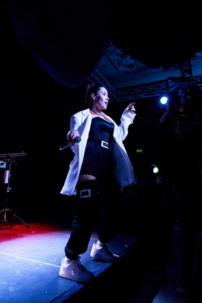 Певица Назима выступила на закрытой презентации научного шоу OY.LAB