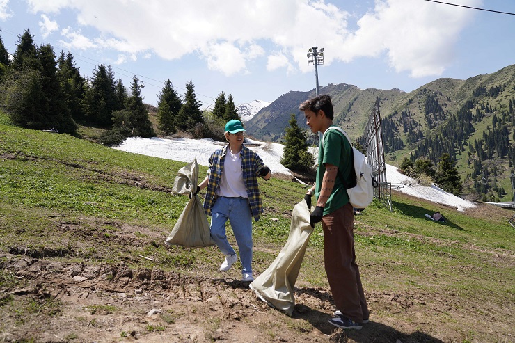 Медиасубботник Esquire: блогеры и инфлюенсеры собрали 110 кг мусора в горах Алматы