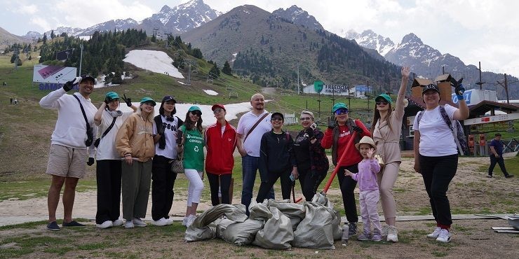 Медиасубботник Esquire: блогеры и инфлюенсеры собрали 110 кг мусора в горах Алматы