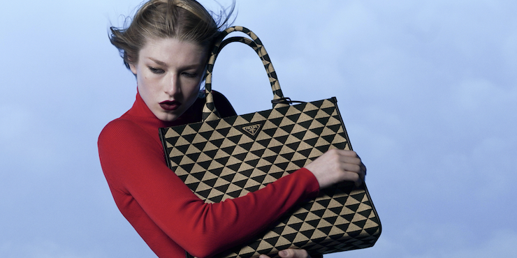 Геометрия и четкие формы: взгляните на новую практичную сумку Prada