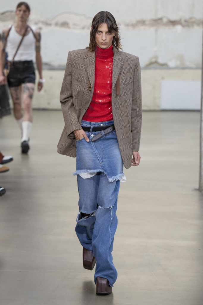 Неделя моды в Париже настаивает: ботфорты в мужском гардеробе - главный тренд следующего лета