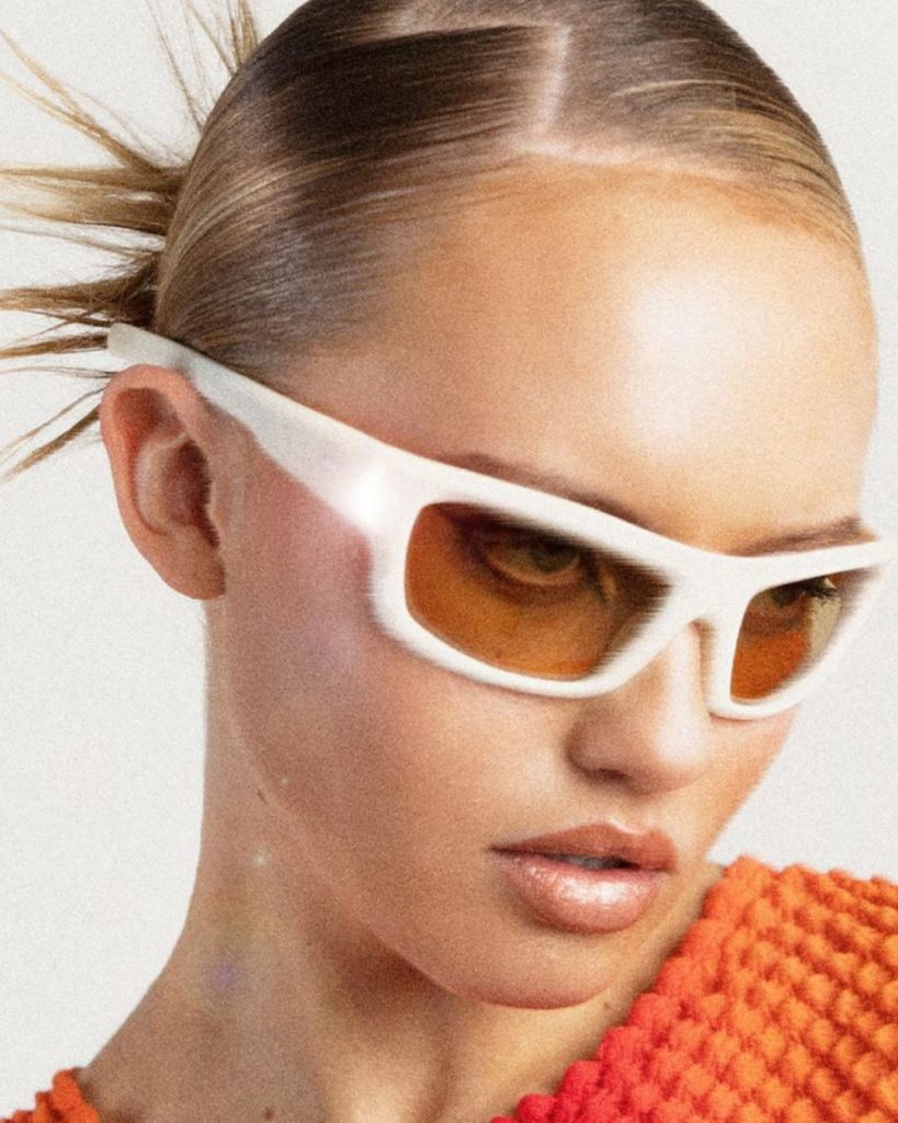Солнцезащитные очки в стиле Y2K – тренд, с которым вы будете в центре внимания