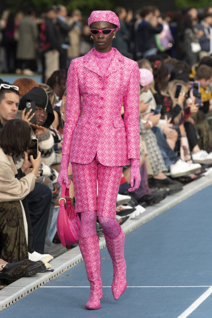 "Элвис Пресли" на подиуме и трава, проросшая прямо на ткани: Неделя моды в Париже