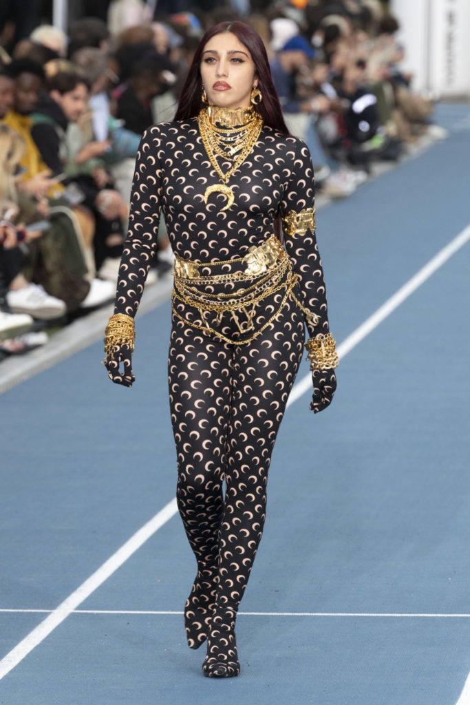"Элвис Пресли" на подиуме и трава, проросшая прямо на ткани: Неделя моды в Париже