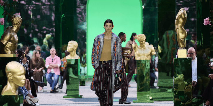 Мужские боди кислотных оттенков и ваза в качестве сумки: Versace Menswear весна-лето 2023