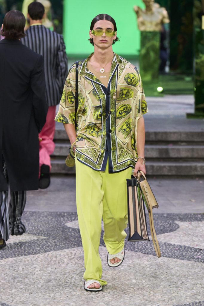 Мужские боди кислотных оттенков и ваза в качестве сумки: Versace Menswear весна-лето 2023