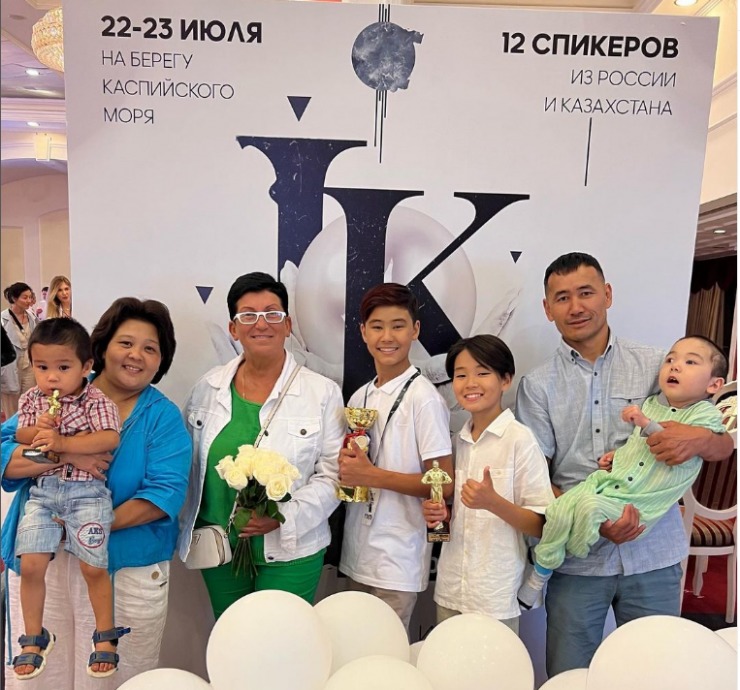 15-летний мастер маникюра из Казахстана победил в международном конкурсе. Фото его работы внутри!