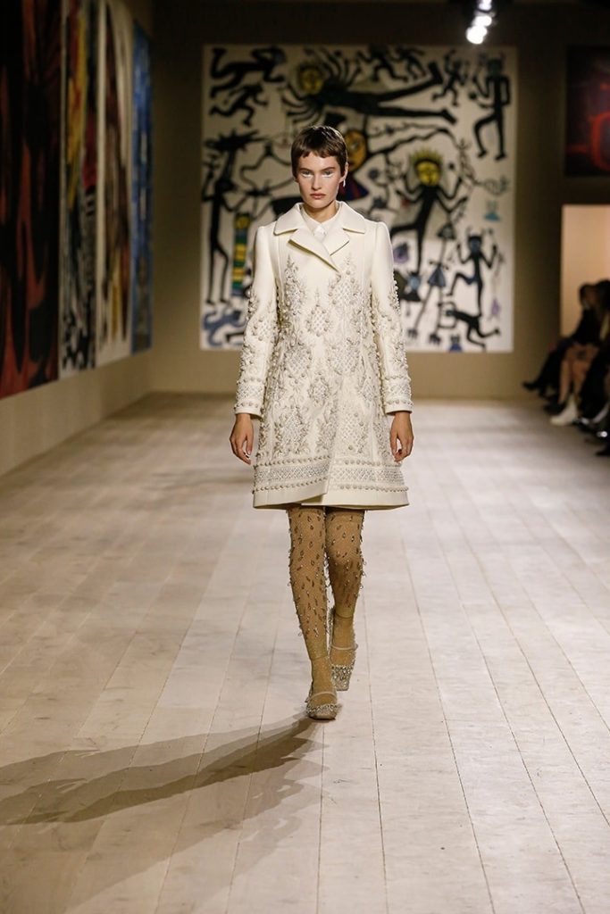 Смотрим показ Dior Haute Couture Autumn-Winter 2022-23 на нашем сайте