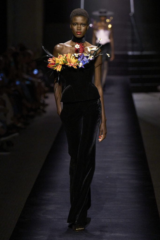 Неделя Высокой моды в Париже: оголенные соски Schiaparelli и богини из космоса у Iris van Herpen