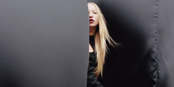 Магия черного: Лила Мосс в новой кампании Versace