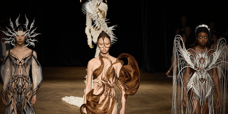 Неделя Высокой моды в Париже: оголенные соски Schiaparelli и богини из космоса у Iris van Herpen