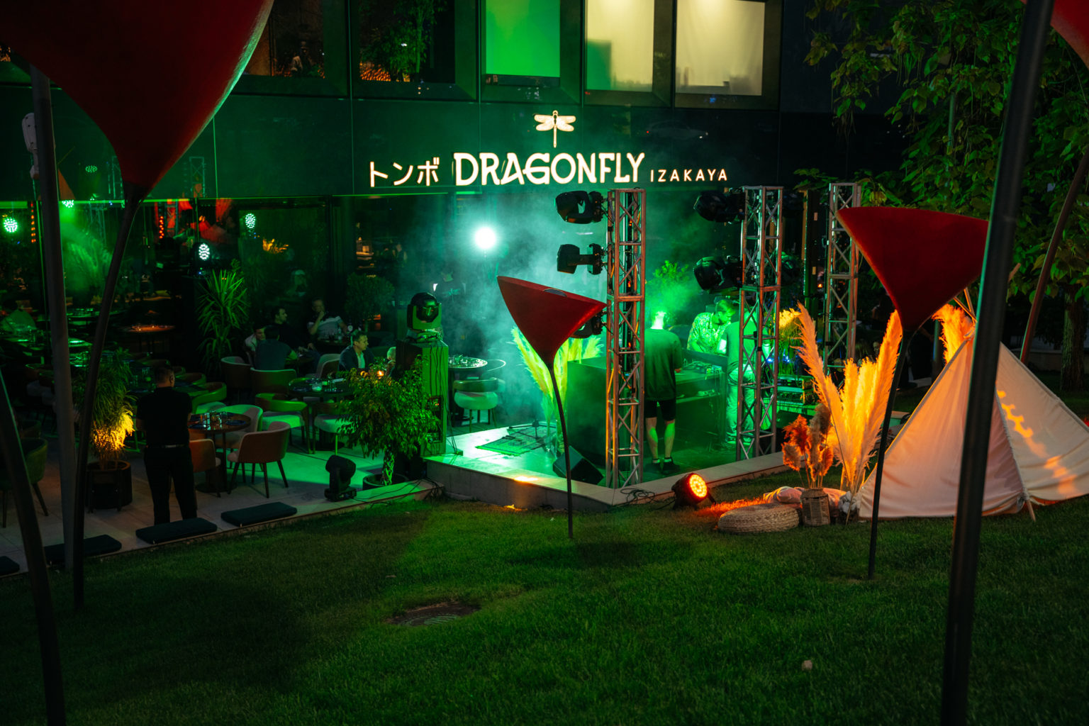 Лето в городе: как прошла вечеринка под открытым небом в ресторане Dragonfly 