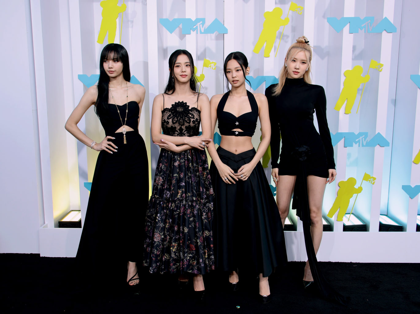 Barbiecore, готика и немного "фриков": звездные образы на MTV Video Music Awards 2022