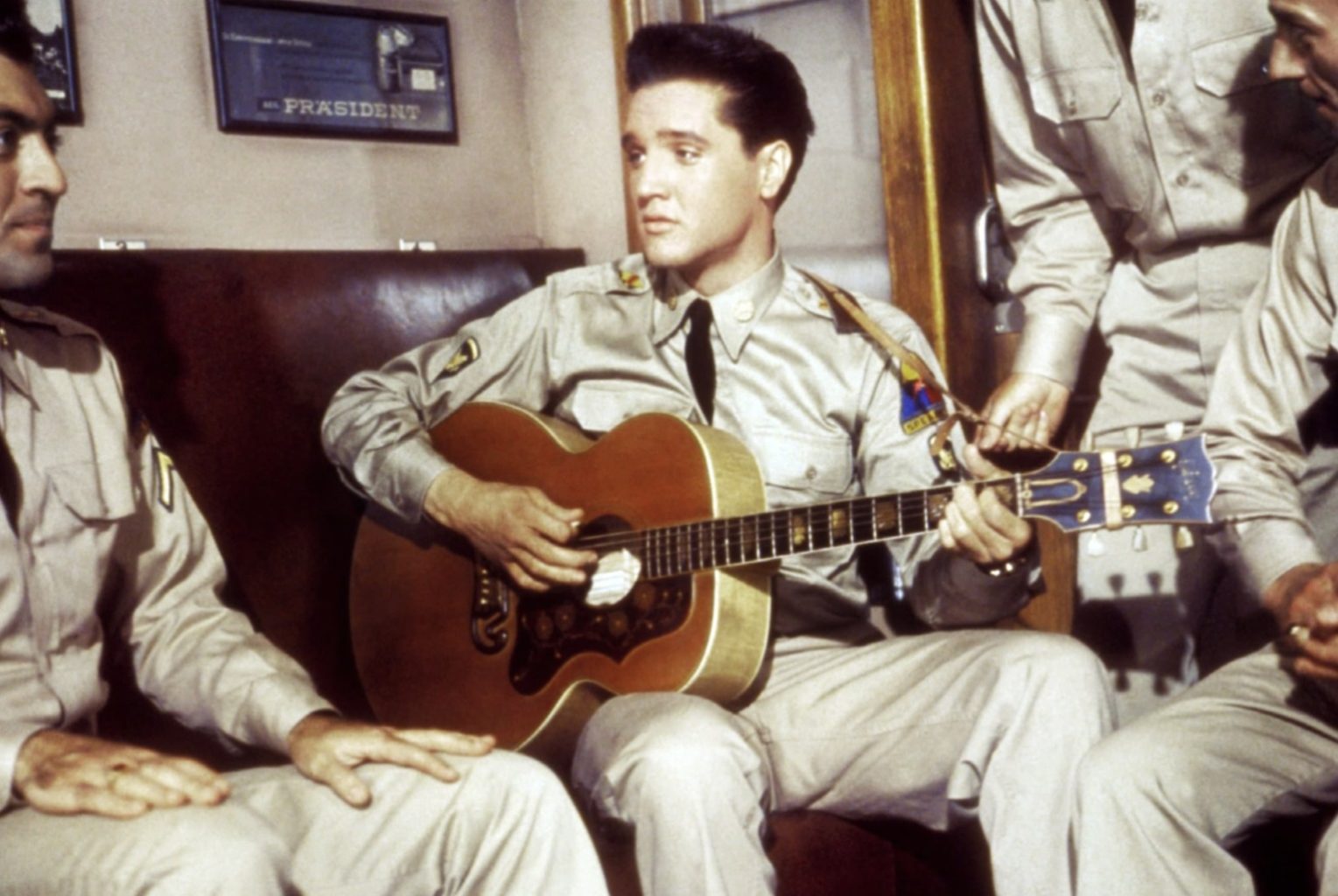 Элвис Пресли в кино: каким был стиль "короля рок-н-ролла" на экране?