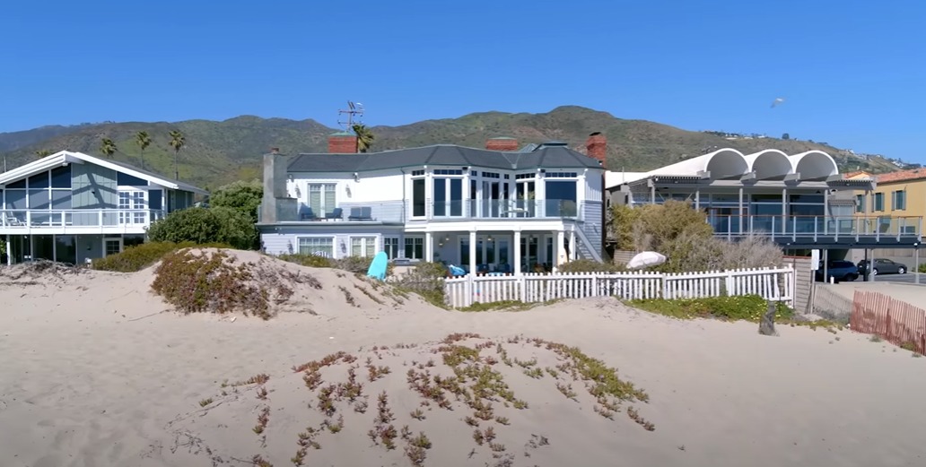 Как выглядит пляжный дом Селены Гомес? Певица приглашает вас на экскурсию