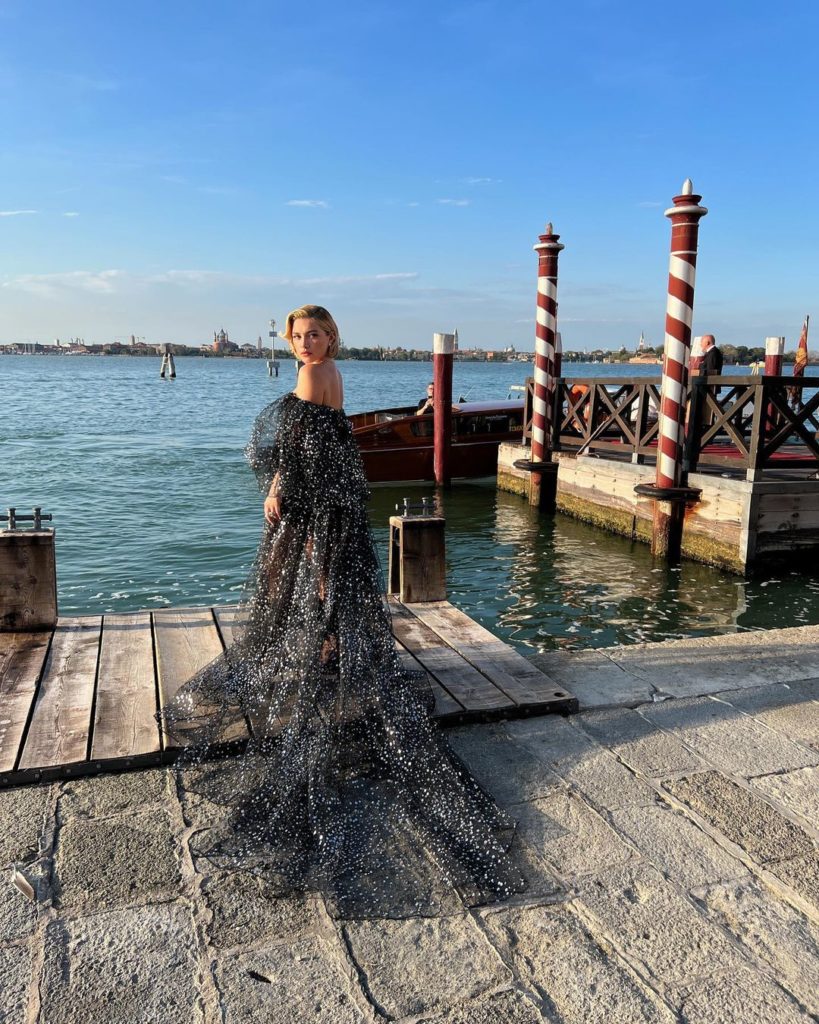 Венецианский кинофестиваль 2022: Barbiecore от Valentino и другие звездные выходы