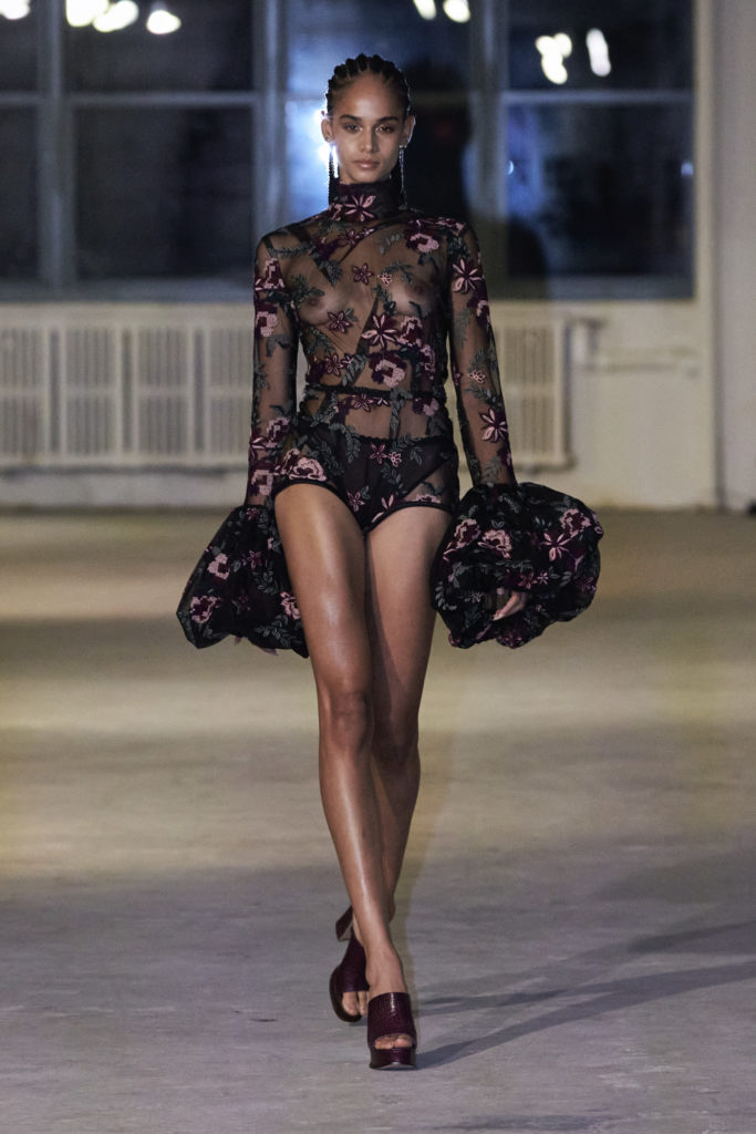 Неделя моды в Нью-Йорке: "бабочки" на сосках, "долларовое" платье и 25-летие Fendi Baguette