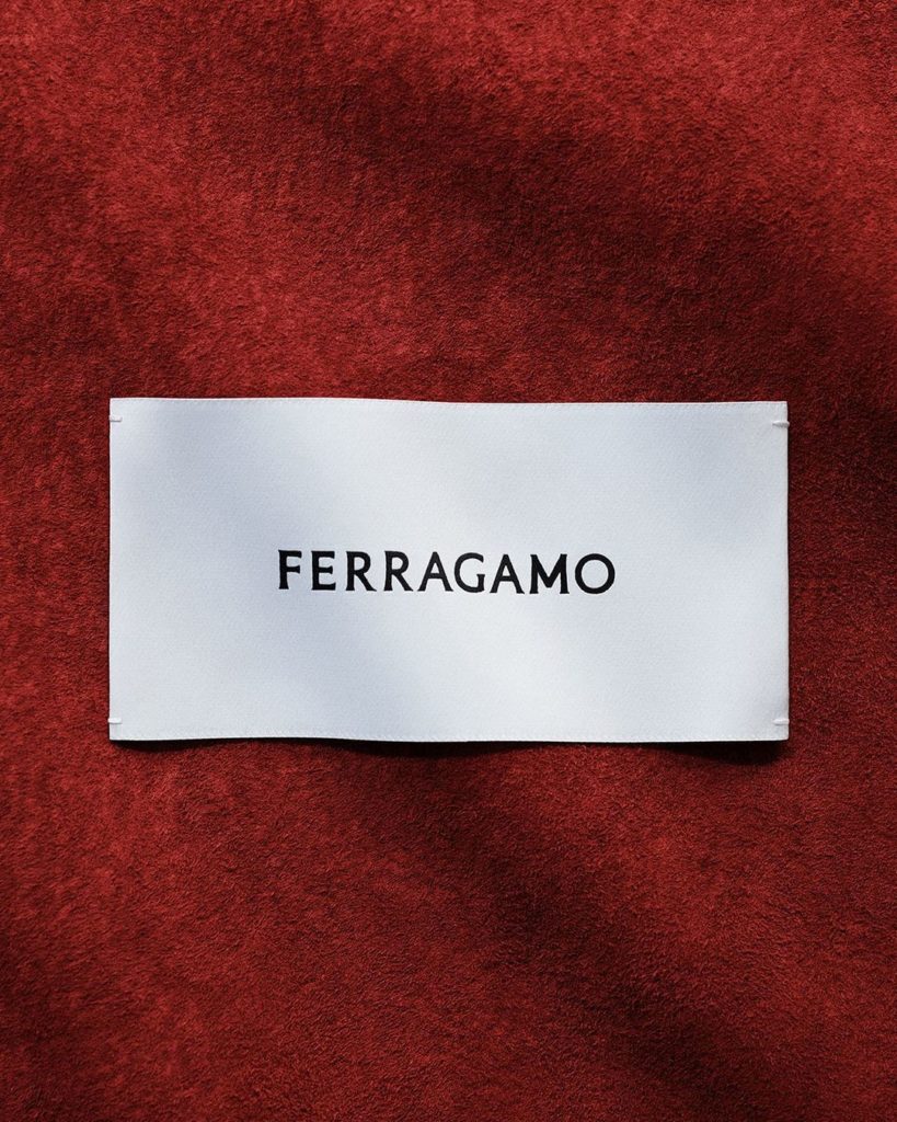 Рассматриваем обновленный логотип Ferragamo вблизи