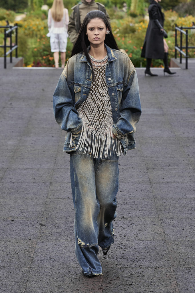 Неделя моды в Париже: дебют Виктории Бекхэм, полуобнаженная Белла Хадид и туфли из воздушных шаров