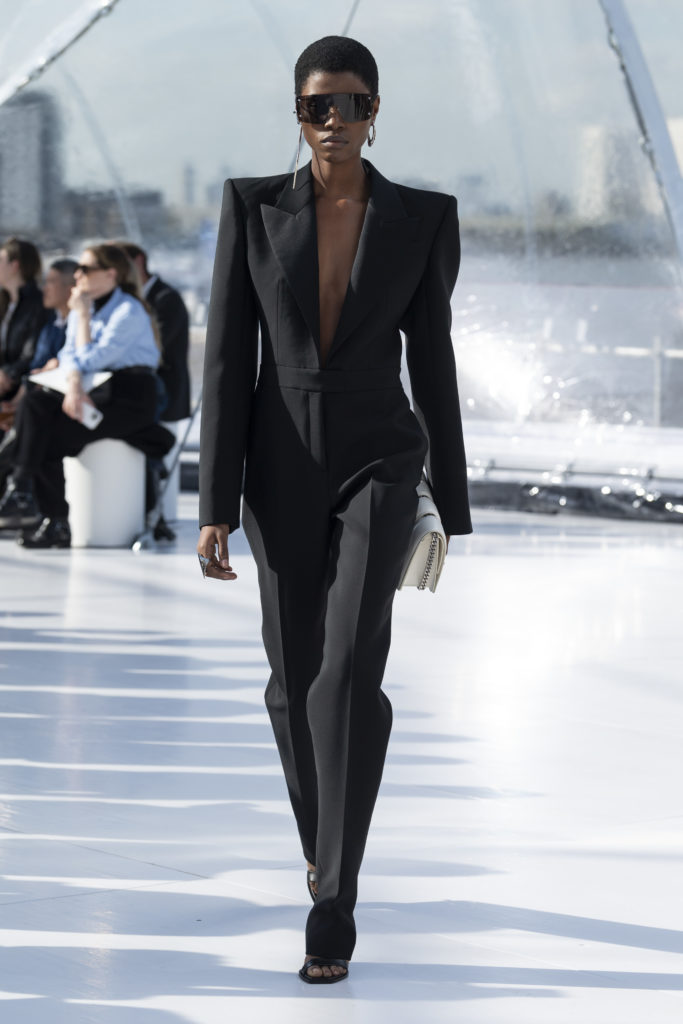 Черный, абстракции и "сложные" платья: в новой коллекции Alexander McQueen есть все, за что мы так любим бренд