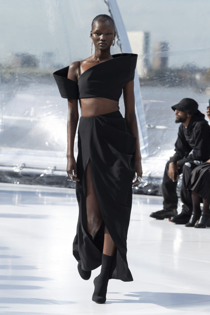 Черный, абстракции и "сложные" платья: в новой коллекции Alexander McQueen есть все, за что мы так любим бренд