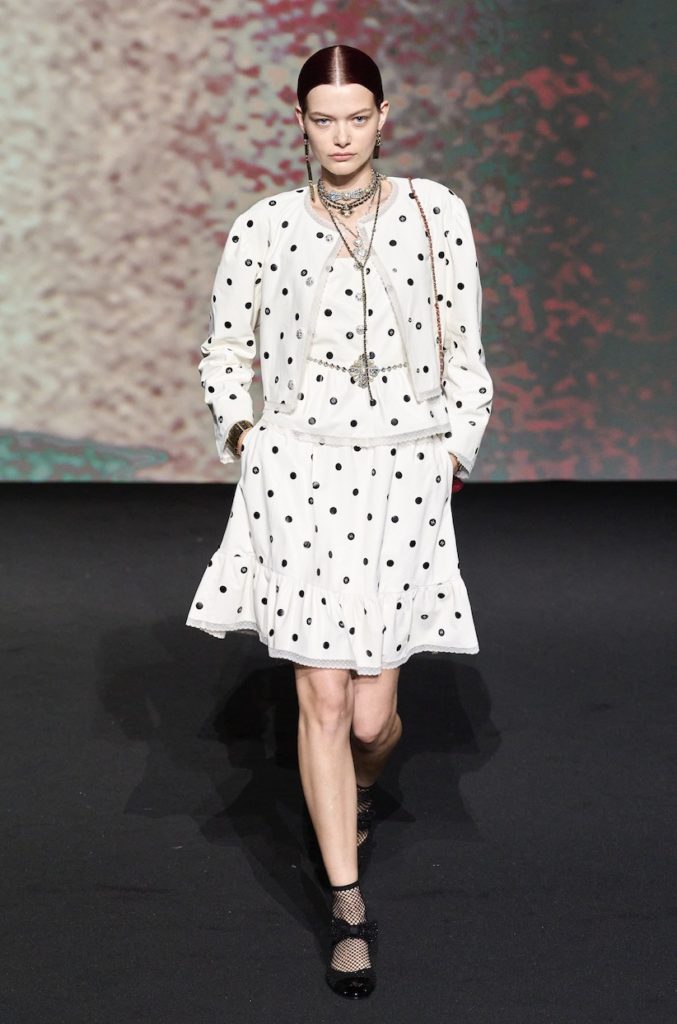 Инопланетянка Чон Хо Ен, еще одна версия ультрамини Miu Miu и другие сюрпризы заключительного дня Недели моды в Париже
