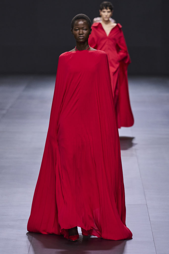 Неделя моды в Париже: дебют Виктории Бекхэм, полуобнаженная Белла Хадид и туфли из воздушных шаров