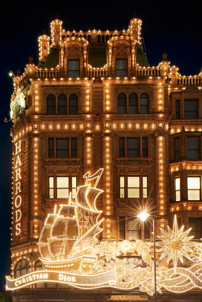 Сказочный мир Dior в рождественских витринах Harrods