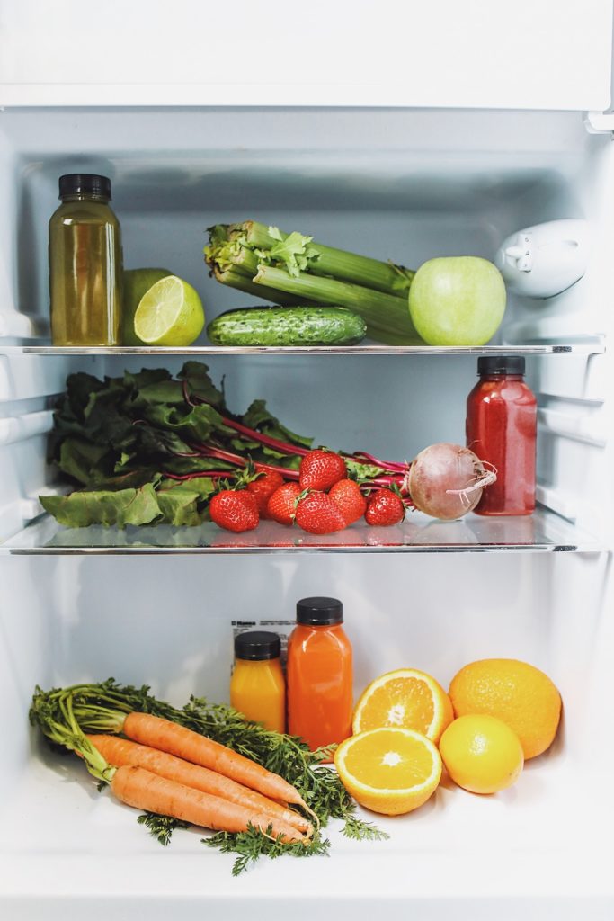 Как правильно складывать продукты в холодильник: полезные рекомендации, которые сохранят еду и ваш бюджет