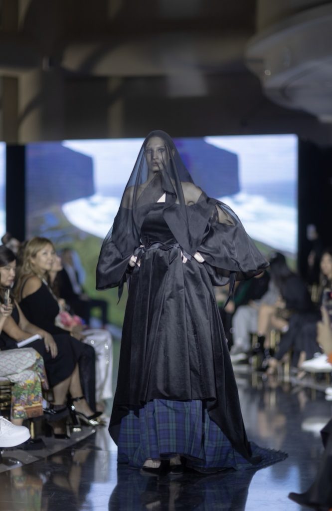 Трибьют Елизавете II, минималистичная многослойность и другие ключевые моменты первого дня Visa Fashion Week Almaty
