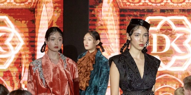 Трибьют Елизавете II, минималистичная многослойность и другие ключевые моменты первого дня Visa Fashion Week Almaty