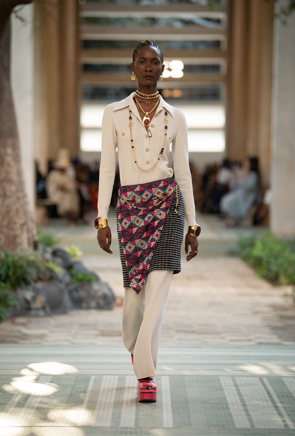 Этнические сюжеты и новая версия твидовых жакетов: каким был первый показ Chanel в Дакаре?