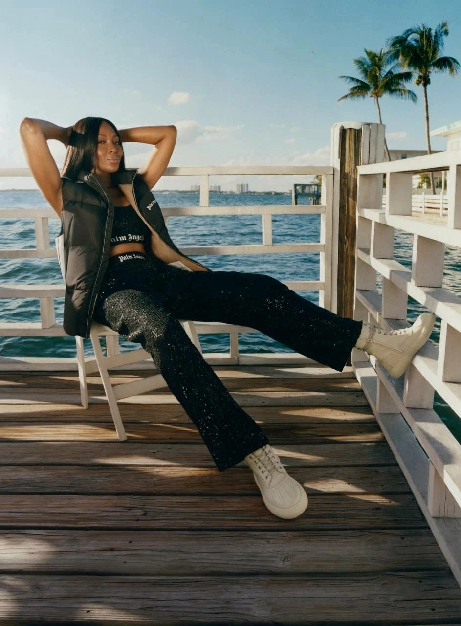 Спорим, вы теперь тоже захотите прохлаждаться в Майами, как Наоми Кэмпбелл в кампании Tod's x 8 Moncler Palm Angels?