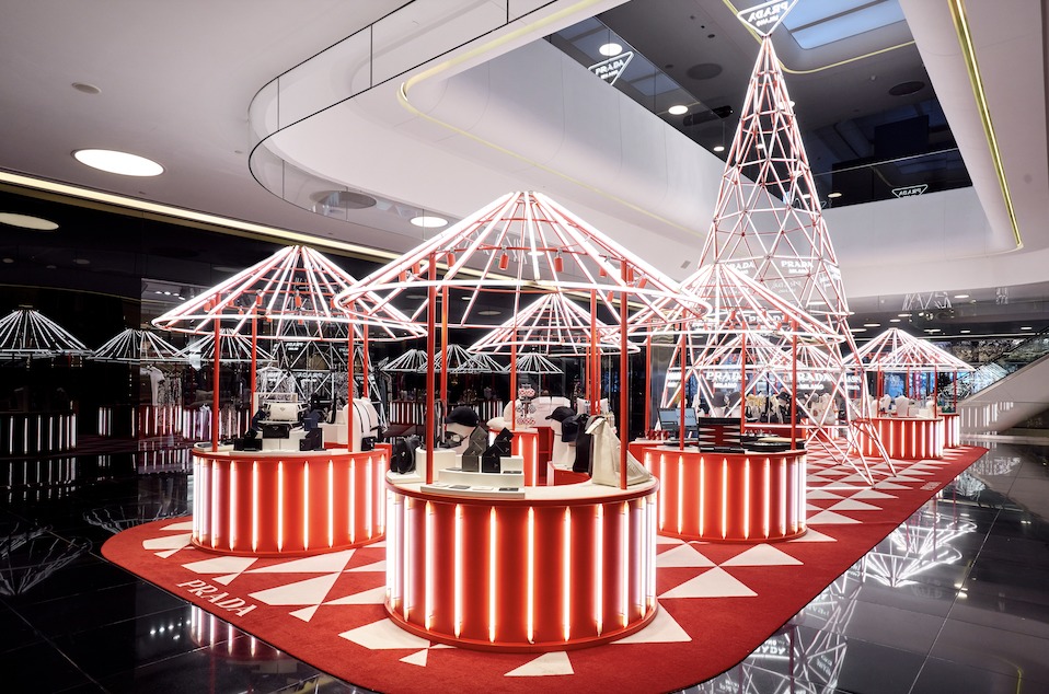 Праздничная атмосфера: Prada представили новогодний pop-up магазин в Esentai Mall