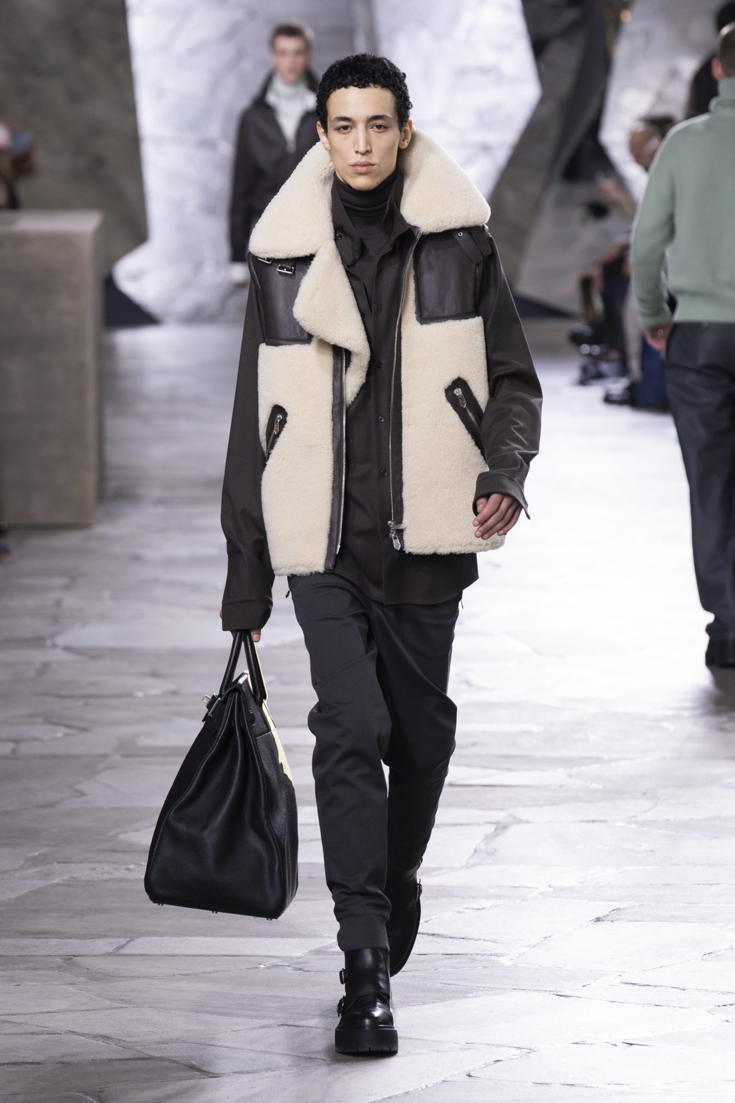 Металлические куртки, крылья и другие хайлайты пятого дня Недели мужской моды в Париже