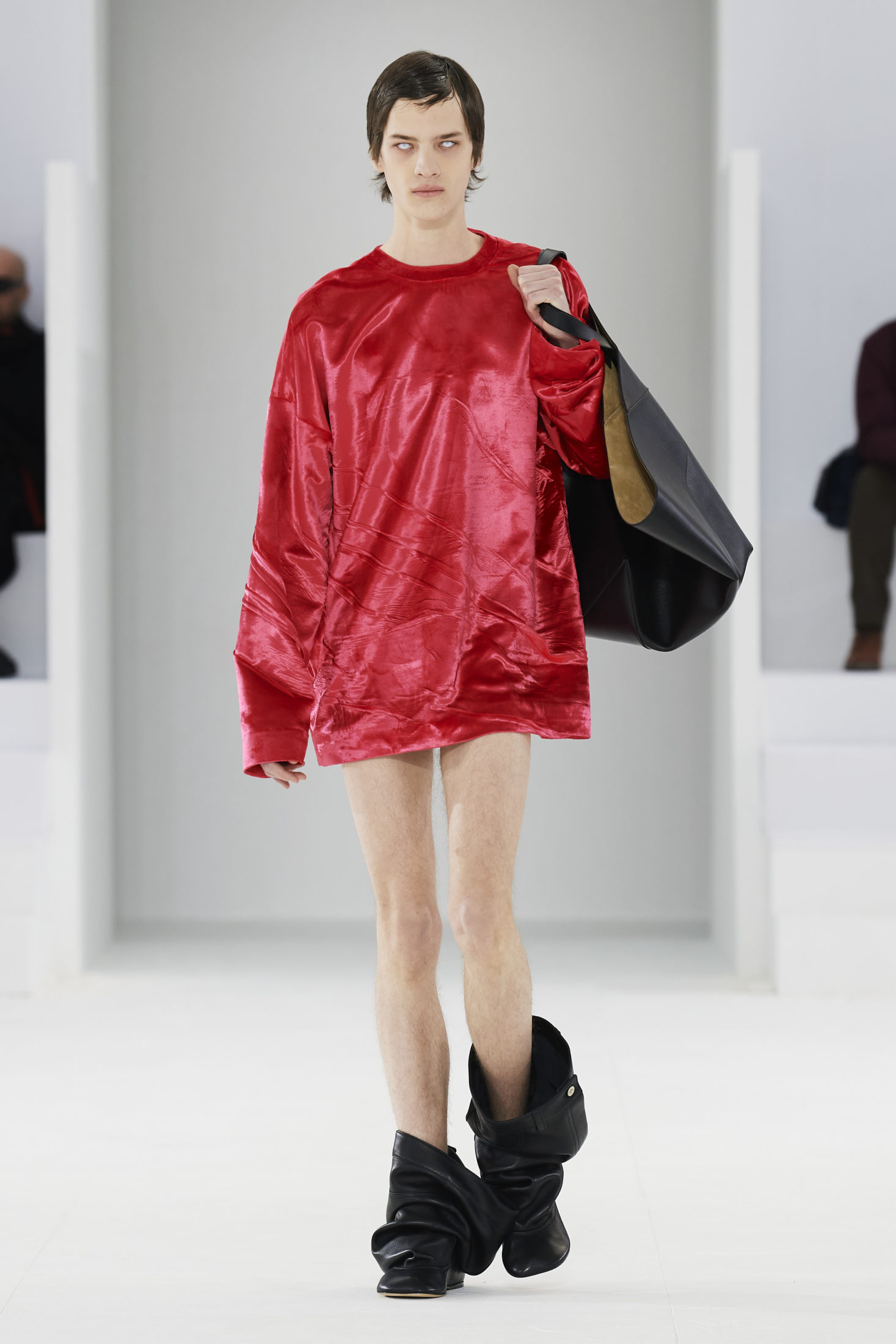 Металлические куртки, крылья и другие хайлайты пятого дня Недели мужской моды в Париже