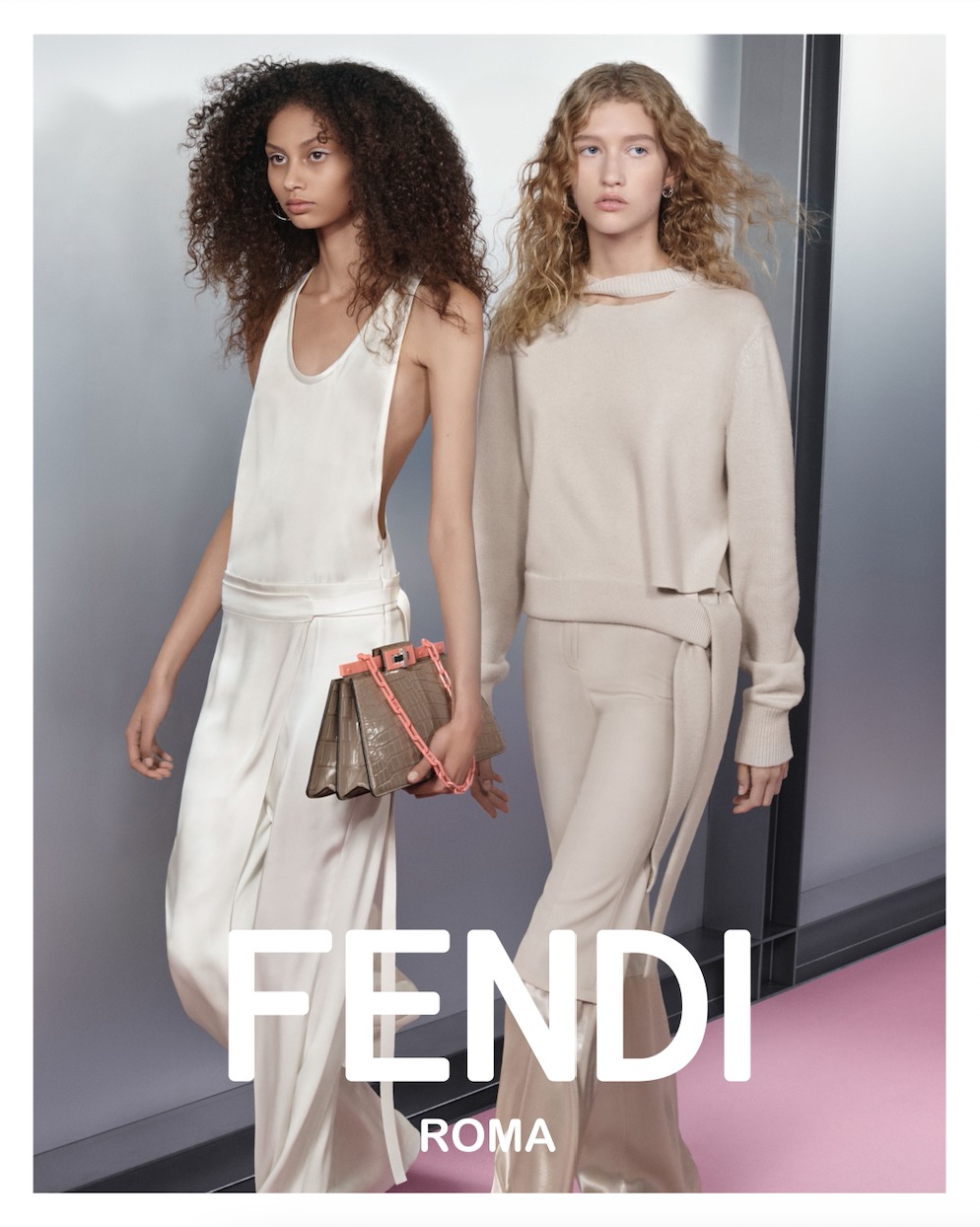 Двойственность силуэтов и легкость форм в новой кампании Fendi весна-лето 2023