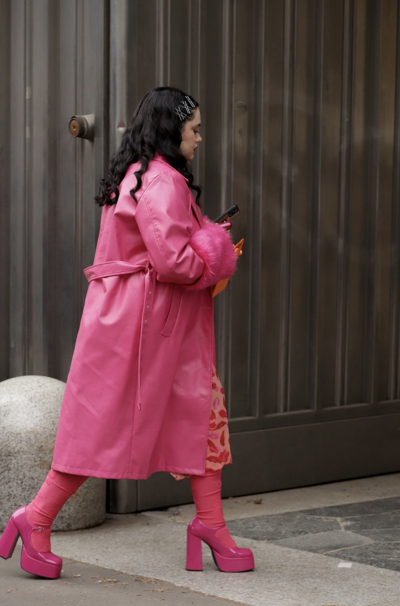 Деним, прозрачные ткани и много розового: стритстайл первого дня Недели моды в Милане