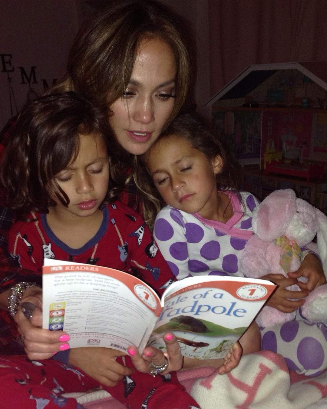 Дженнифер Лопес показала трогательные кадры своих детей